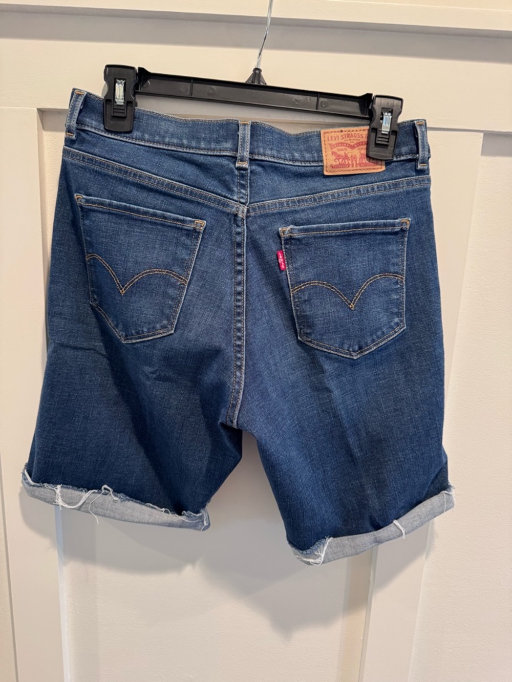 Levi’s Women’s Classic Bermuda Jean Shorts Dark Wash Size 28